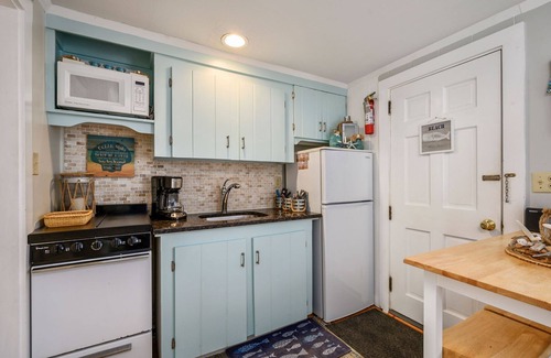 Dennis Port Condo | Beach Retreat II with pool, patio, walk to beach