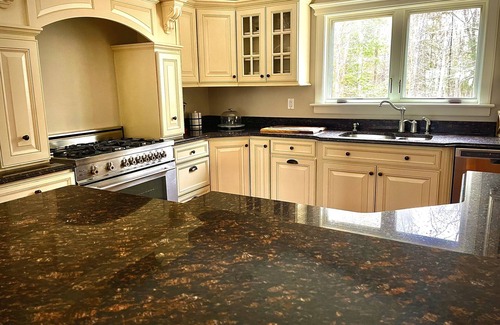 North Hampton House | Beach Retreat with deck and hot tub - short walk to ocean