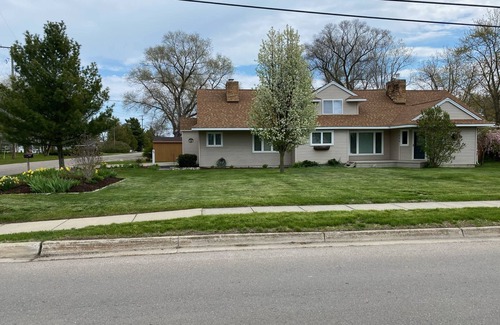 Oscoda House | Beach Retreat with Free Play Game Room. 9 Beds