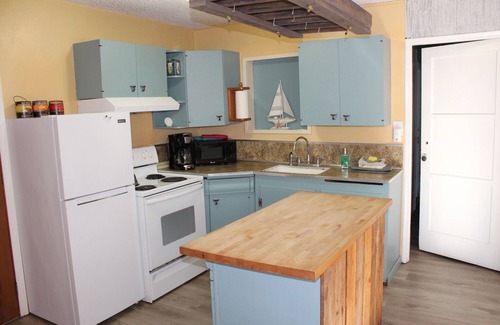 Ocean Park Cottage | Beach Suite/Family Duplexn2 beds - 1 king and 1 queen bed in same room