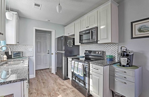 North Charleston House | Beach-Themed Retreat: 10 Mi to Downtown Charleston