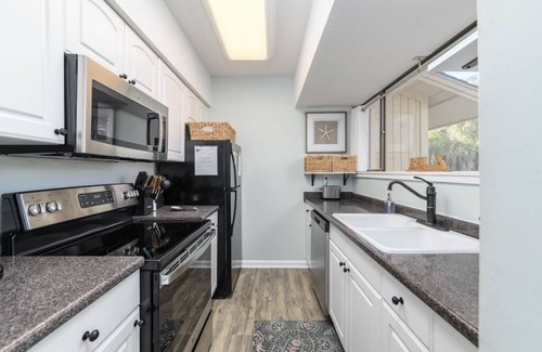 Hilton Head Island Condo | Beach Time Escape - Great location! 3 min walk to Beach! Cute and Clean!