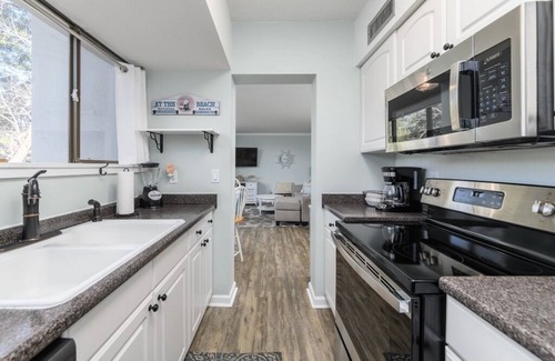 Hilton Head Island Condo | Beach Time Escape - Great location! 3 min walk to Beach! Cute and Clean!