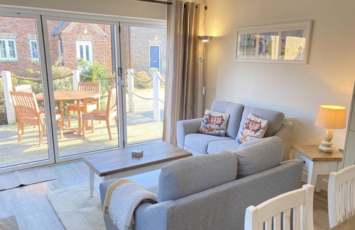 Filey Cabin | BEACH WALK, pet friendly, luxury holiday cottage, with pool in Filey
