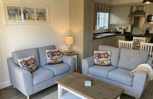 Filey Cabin | BEACH WALK, pet friendly, luxury holiday cottage, with pool in Filey