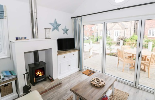 Filey Cabin | BEACH WALK, pet friendly, luxury holiday cottage, with pool in Filey