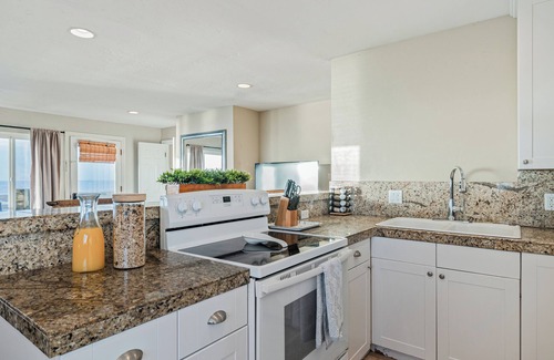 Sunset Cliffs House | Beachcliff 8 by AvantStay | 3BDR Oceanview Condo!