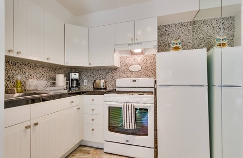 Beach Barber Tract Apartment | Beachcombers Hideaway, Dog Friendly, Enclosed Patio, 1 Block to Beach