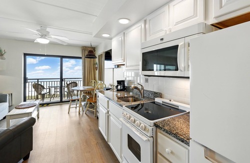 Crescent Beach Hotel | Beacher's Lodge Oceanfront Suites