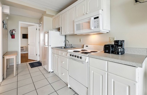Crescent Beach Hotel | Beacher's Lodge Oceanfront Suites