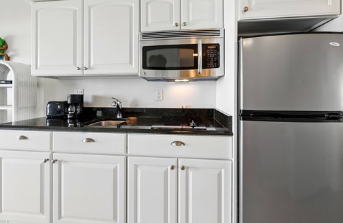 Crescent Beach Hotel | Beacher's Lodge Oceanfront Suites