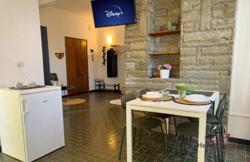 Albisola Superiore Apartment | Beaches 1 min away - Free WiFi - Smart TV - AC