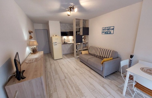 Saint-Georges-de-Didonne Apartment | Beachfront Studio with Garden, Parking & Close to Town Center