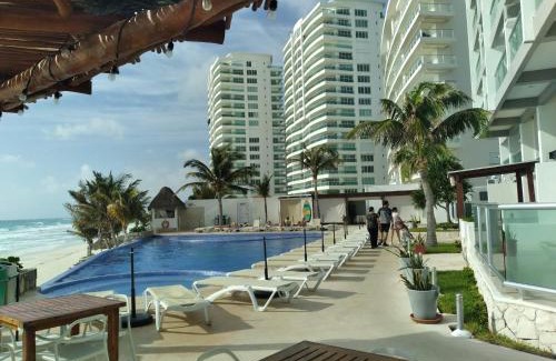 Punta Cancun Apartment | Beachfront 1 bedroom condo in club zone