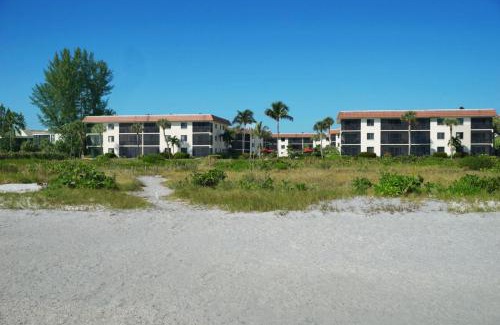 Sanibel Apartment | Beachfront 1st floor condo at Sandalfoot Sanibel Island 1B1