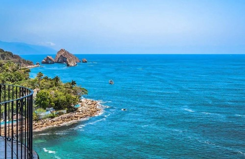 South Shore Hotel Area Condo | Beachfront 2 Bedroom Penthouse with Panoramic Ocean Views