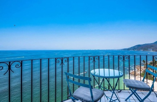 South Shore Hotel Area Condo | Beachfront 2 Bedroom Penthouse with Panoramic Ocean Views