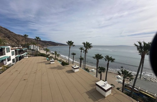 Central Malibu Condo | Beachfront 2-bed resort style condo in Malibu with community fitness room, pool.
