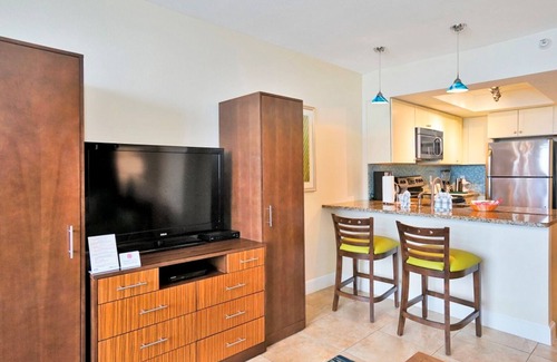 Hollywood Apartment | BEACHFRONT 2 BEDROOM/2 BATH WITH POOL