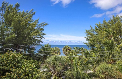 Captiva House | Beachfront 2BR Cottage with King Suite, Fireplace & Gulf Views