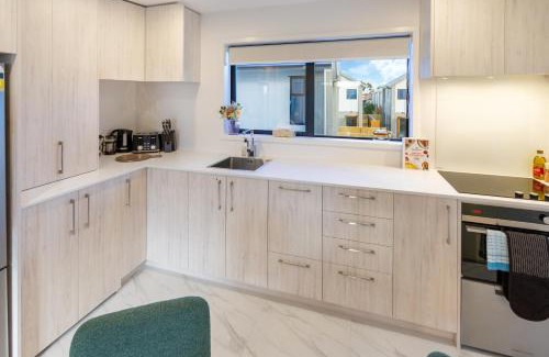 New Brighton Apartment | Beachfront 2BR Retreat with Stunning Views