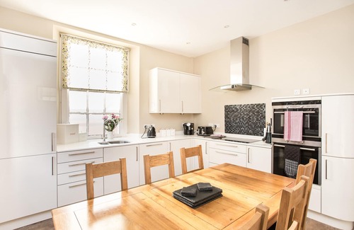 North Berwick Apartment | Beachfront 3 bedroom ground floor luxury holiday apartment in North Berwick with parking