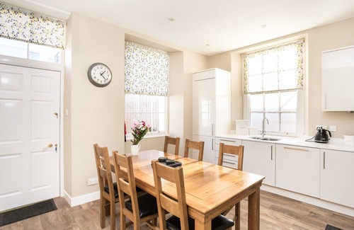 North Berwick Apartment | Beachfront 3 bedroom ground floor luxury holiday apartment in North Berwick with parking