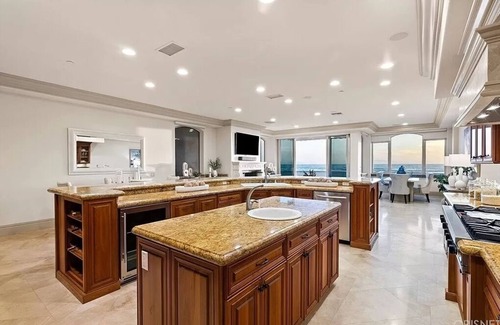 Oxnard Shores Villa | Beachfront 5-bedroom villa steps to Oxnard State Beach