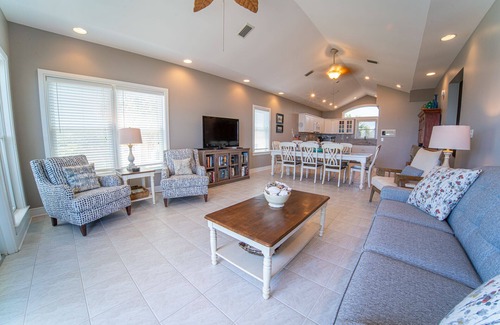 Plantation House | Beachfront, 5BR/4BA Sleeps 10, 3 Community Pools!