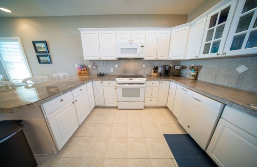 Plantation House | Beachfront, 5BR/4BA Sleeps 10, 3 Community Pools!