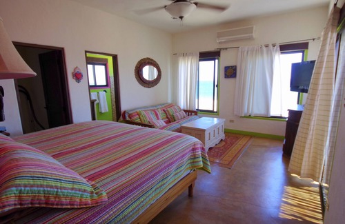 El Sargento Villa | Beachfront 6 bdr-directly
