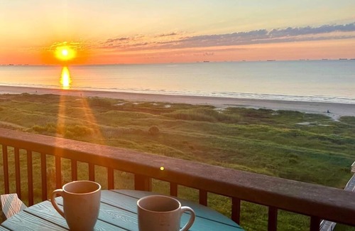 Galveston Condo | Beachfront 8th floor Studio - Stunning View