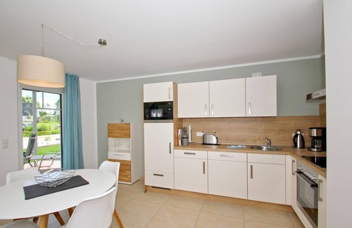 Lobbe Apartment | Beachfront apartment with terrace, use of swimming pool and sauna - Rex Rugia apartment 11-4