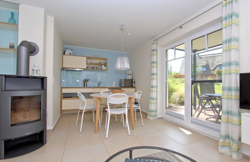 Lobbe Apartment | Beachfront apartment with terrace, use of swimming pool and sauna - Rex Rugia apartment 28-1