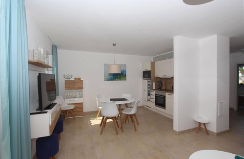 Lobbe Apartment | Beachfront apartment with terrace, use of swimming pool and sauna - Rex Rugia apartment 13-2