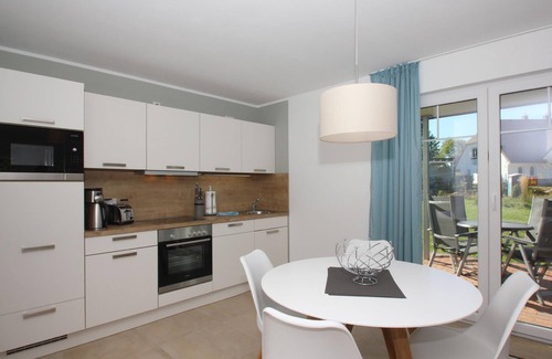 Lobbe Apartment | Beachfront apartment with terrace, use of swimming pool and sauna - Rex Rugia apartment 13-1