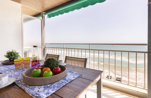 La Pineda Apartment | Beachfront Apartment with Terrace, A/C, WiFi & Near PortAventura in La Pineda