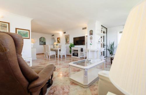 Torremolinos Apartment | Beachfront apartment with stunning views in Torremolinos