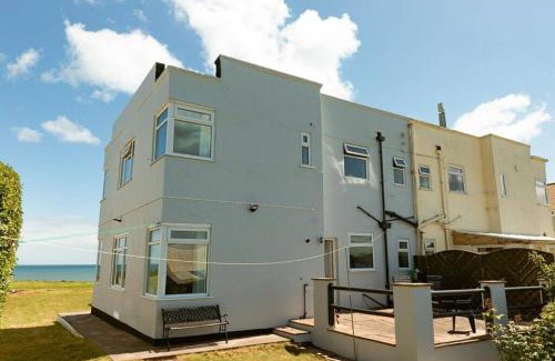 Bridlington Apartment | BEACHFRONT APARTMENT - Ground Floor Apartment with Sea Views, Next to the Beach, Bridlington, North Yorkshire