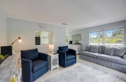 Ilexhurst Condo | Beachfront Balcony, Cozy Dog-Friendly Escape