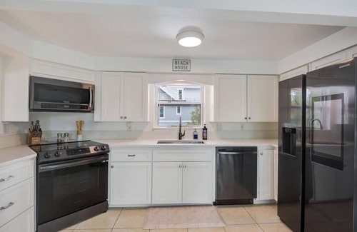 Ilexhurst Condo | Beachfront Balcony, Cozy Dog-Friendly Escape