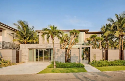 Ngu Hanh Son House | Beachfront Bliss: 6-BR Villa in five-star resort