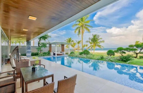 Ngu Hanh Son House | Beachfront Bliss: Lux Pool Villa with Gardennn