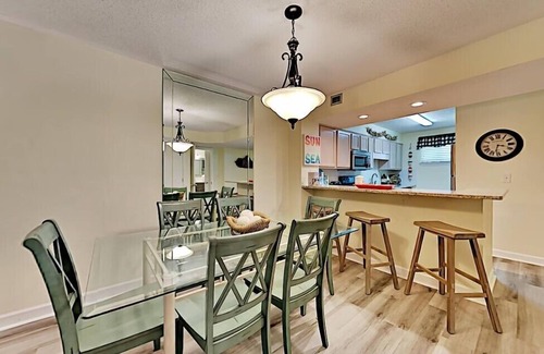 Fort Walton Beach Condo | 🌅Beachfront Building-Walk2Beach-Pool+HotTub-Sea Oats 111🌅