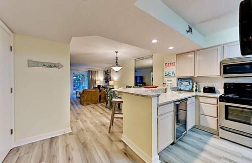 Fort Walton Beach Condo | 🌅Beachfront Building-Walk2Beach-Pool+HotTub-Sea Oats 111🌅