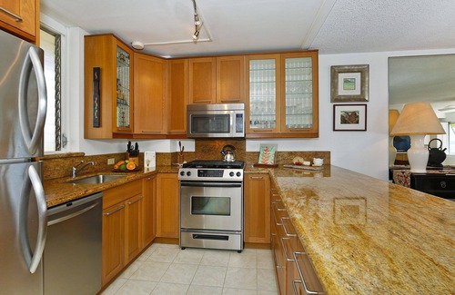 Diamond Head - Kapahulu - St. Louis Condo | Beachfront Building at the Quiet End of Waikiki with Swimming/Surfing!