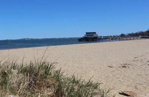 Quincy Apartment | Beachfront Bungalow Suite w/Parking