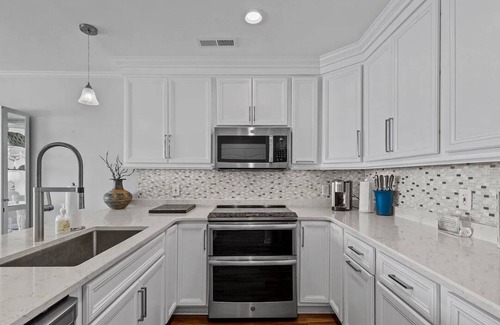 Pine Knoll Shores Condo | BEACHFRONT CONDO - OCEANFRONT VIEWS - UPDATED KITCHEN - POOL