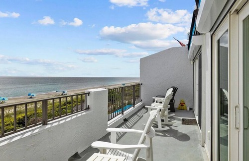 Pine Knoll Shores Condo | BEACHFRONT CONDO - OCEANFRONT VIEWS - UPDATED KITCHEN - POOL
