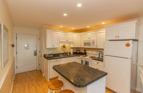 Myrtle Beach Condo | Beachfront condo-clean & bright. Beach access, ocean view, pools & nearby golf.